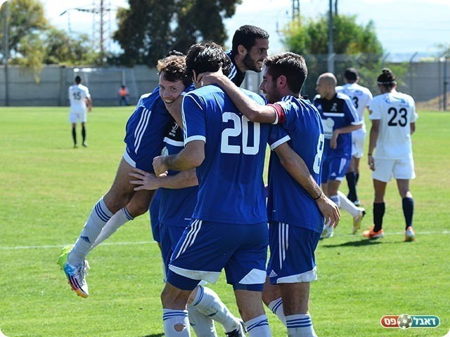 וחוגג עם בדש (צילום: ארנון לוי)